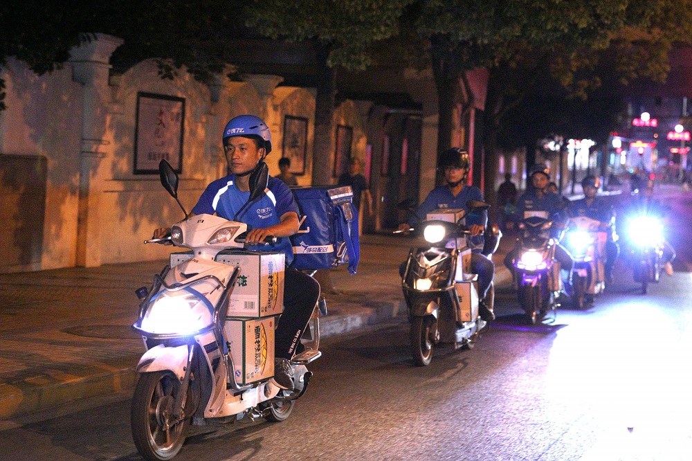 一行六人的餓了麼外賣車隊帶著300瓶啤酒，浩浩蕩蕩出發！