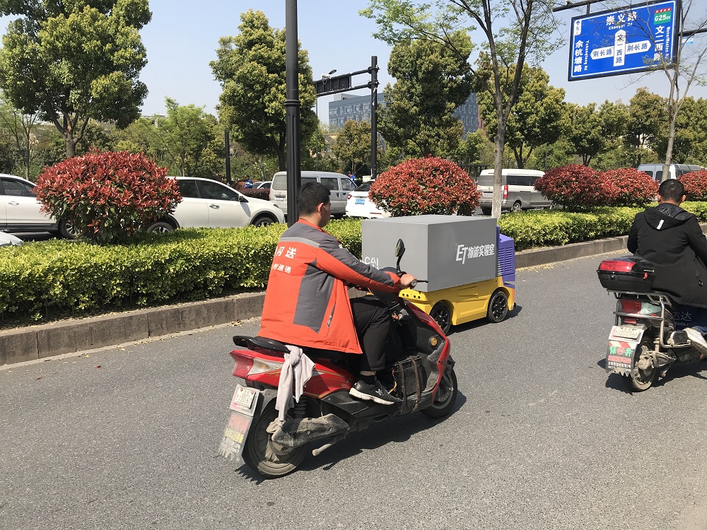 路測過程中，菜鳥無人車要接受車輛隨意切線，行人不遵守交通規則的挑戰。